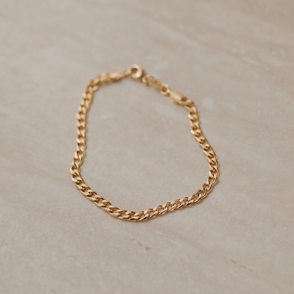 Tribeca Curb Bracelet | 18k Gold Filled - Picture 4 of 10